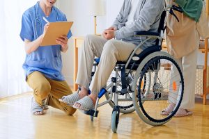 車椅子で移動する老人