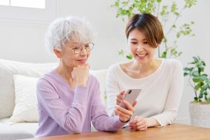 老人ホームを決める親子