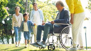 老人ホームでの家族との面会のイメージ